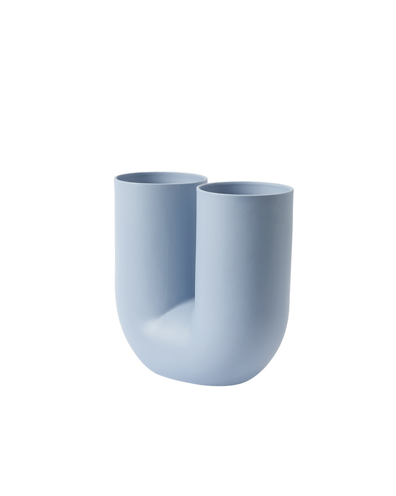 Kink- Lyseblå blomstervase fra Muuto i porcelæn med dobbelte åbninger til frisørudstyr og salonmøbler
